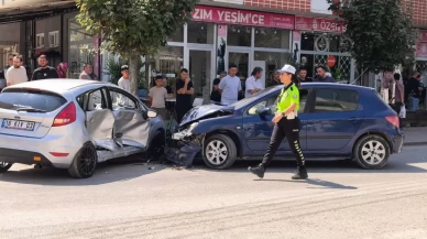Bursa’da karşı şeride geçen otomobil başka araçla çarpıştı: 3 yaralı
