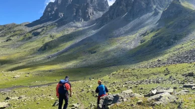 Ekipler sis ve sarp kayalıkları teknik tırmanışla aştı