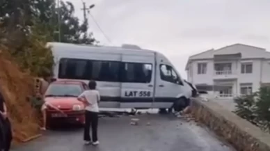 Sarıyer'de okul servisi duvara çarptı