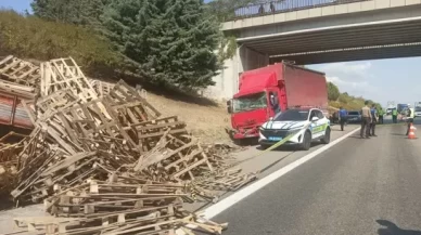 Bursa’da emniyet şeridindeki araca kamyon çarptı