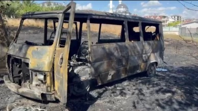 Beylikdüzü’nde otluk alandaki yangın minibüse sıçradı