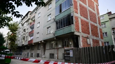 Sultangazi'de 2 apartmanda korkutan çatlaklar!