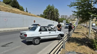 Adıyaman’da 15 yaşındaki sürücünün otomobili bariyerlere çarptı