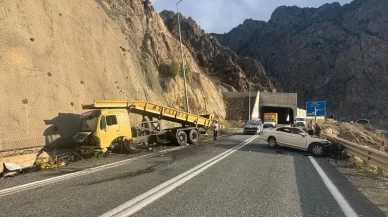 Artvin’de kamyonla çarpışan otomobilin sürücüsü hayatını kaybetti