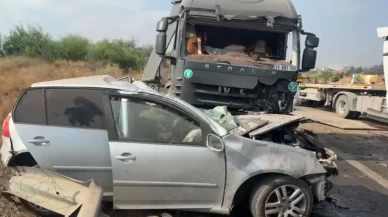 Tarsus’ta karşı yöne geçen TIR iki araca çarptı