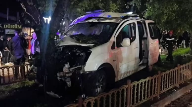 Erzurum’da ağaca çarpan hafif ticari araçta 2 kişi yaralandı
