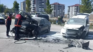 Yozgat’ta iki aracın çarpıştığı kazada otomobil alev aldı