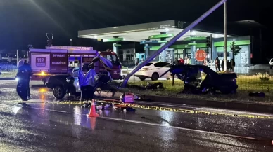 Sinop’ta otomobil aydınlatma direğine çarptı