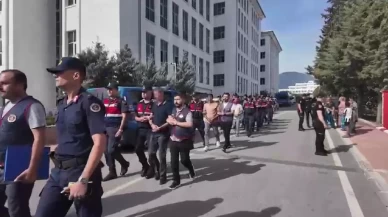 Adliyeye sevk edilen şüphelilere ailelerinden sert tepki!