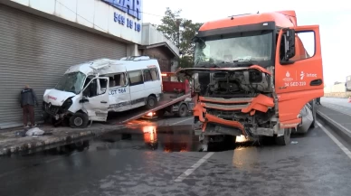 İstanbul’da savrulan minibüs dükkanın duvarında durabildi