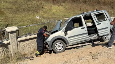 Eskişehir’de hafif ticari araç beton duvara çarptı: Aynı aileden 3 yaralı