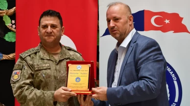 Türk askerinden Kosovalı çocukların yüzünü güldüren armağan