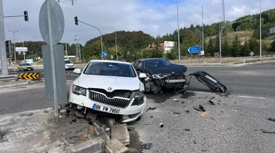 Bolu’da iki otomobil çarpıştı: Araçlar hurdaya döndü