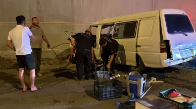 Antalya’da kontrolden çıkan panelvan seraya çarptı: Sürücü yaralandı