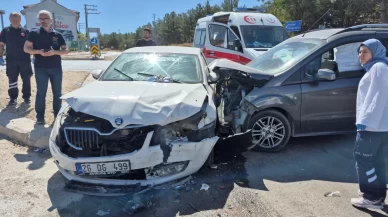 Eskişehir’de hafif ticari araç ile otomobil çarpıştı
