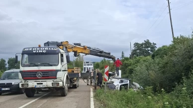 Sinop’ta cam yüklü kamyonet devrildi: Malzemeler yola saçıldı