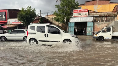Uşak'ta sağanak ve dolu hayatı kilitledi