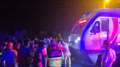 Yolcu treni ve otomobil çarpıştı! 5 kişi yaralandı