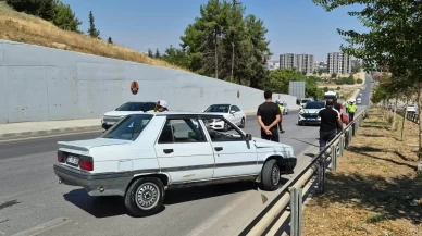 Adıyaman’da 15 yaşındaki sürücünün otomobili bariyerlere çarptı