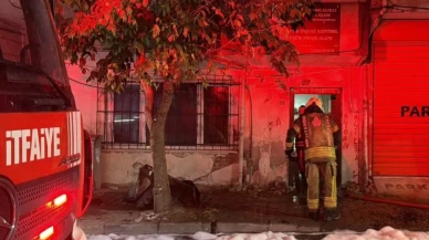 Bayrampaşa'da metruk binada yangın! Alevler bitişikteki apartmana sıçradı