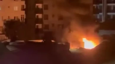 Avcılar'da park halindeki TIR alevlere teslim oldu! Kupası metal yığınına döndü