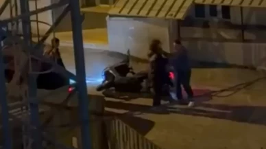 Trafikte sürücüye saldırıp motorunu yumrukladı!