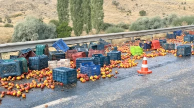 Ankara’da meyve yüklü tırın dorsesi yan yattı