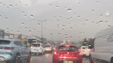 Şiddetli sağanak hayatı felç etti, yollar göl oldu trafik durdu!