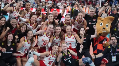 Bakan Bak'tan Avrupa şampiyonu Filenin Sultanları'na tebrik