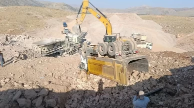 Malatya’da hafriyat kamyonu şantiyede devrildi