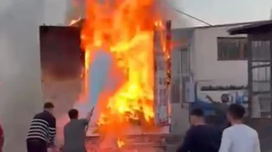 Alevler yükselirken eşyalar iş makinesiyle boşaltıldı