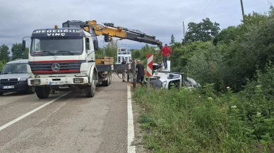 Sinop’ta cam yüklü kamyonet devrildi: Malzemeler yola saçıldı