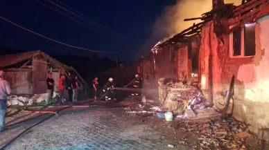 Çorum'da yangınla mücadele: 2 ev ve 1 ahır kül oldu