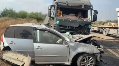 Tarsus’ta karşı yöne geçen TIR iki araca çarptı