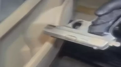 Küçükçekmece’de çakarlı araçtan ruhsatsız tabancalar çıktı
