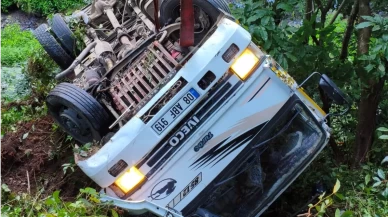 Artvin’de kamyon yamaçtan yuvarlandı: Sürücü yaşamını yitirdi