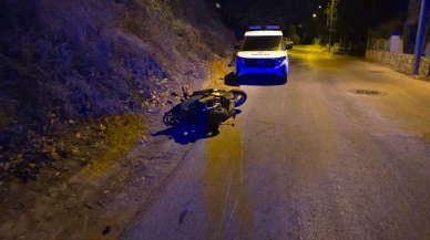 Bursa'da motosiklet kazası! Aydınlatma direğine çarpan 2 kişi ağır yaralandı