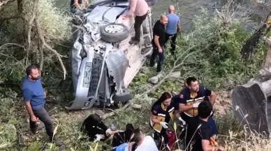 Tunceli'de kontrolden çıkan araç çaya devrildi