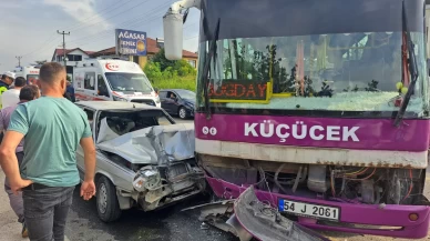 Sakarya’da halk otobüsü ile otomobil kafa kafaya çarpıştı