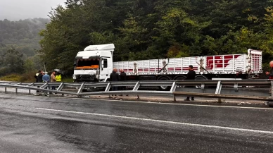 Düzce-Akçakoca kara yolunda tır makasladı: Trafik kilitlendi