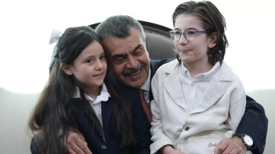 Bakan Tekin, Erdoğan’la türkü söyleyen öğrencilerle buluştu