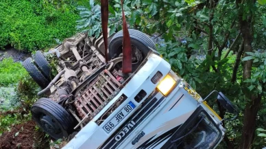 Artvin’de kamyon yamaçtan yuvarlandı: Sürücü yaşamını yitirdi