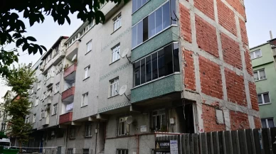 Sultangazi'de 2 apartmanda korkutan çatlaklar!