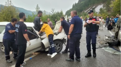 Kastamonu’da iki araç kafa kafaya çarpıştı: 7 yaralı