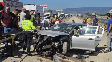 Orhangazi’de bariyerlere çarpan otomobil refüje düştü