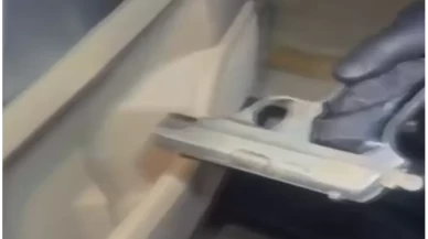 Küçükçekmece’de çakarlı araçtan ruhsatsız tabancalar çıktı