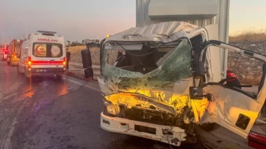 Uşak'ta feci kaza! İtfaiye aracıyla kamyon çarpıştı: 1 ölü, 2 yaralı