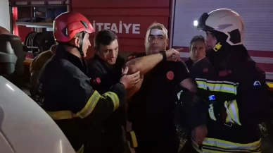 İtfaiye erinin üzerine yanan çatı düştü!