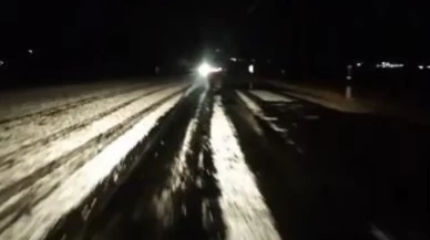 Ardahan'da şiddetli dolu trafiği kilitledi