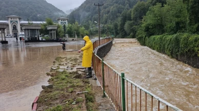 Zonguldak'ta yollar göle döndü, atölyeleri su bastı